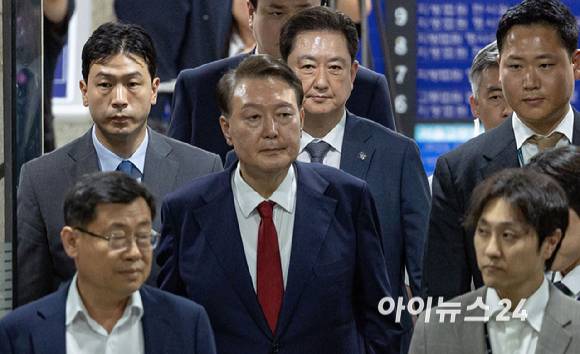 12.3 비상계엄 사태 관련 내란 혐의를 받는 윤석열 전 대통령이 9일 서울 서초구 서울중앙지방법원에서 구속 전 피의자 심문(영장실질심사)을 마치고 대기 장소인 서울구치소로 이동하고 있다. [사진=사진공동취재단]