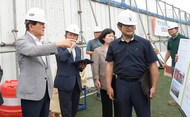 김광수 제주도교육감(왼쪽)이 어제(8일) 삼양초등학교 그린스마트스쿨 조성사업 공사 현장을 방문한 모습 (제주도교육청 제공)