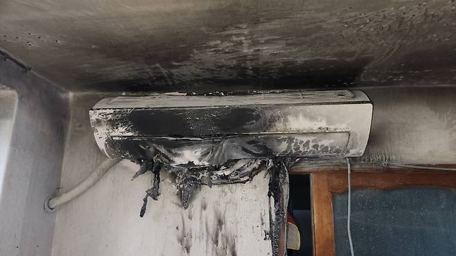 화재가 발생한 단독주택 내 벽걸이 에어컨