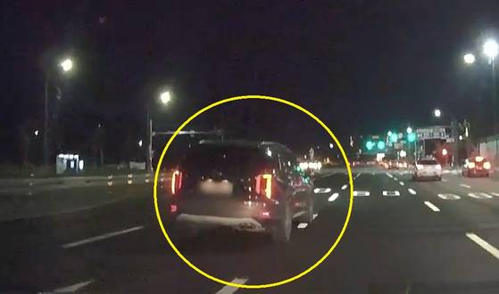 지난 5월 27일 밤 대전시 유성구의 한 도로에서 음주운전으로 추정되는 검정색 팰이새이드 차량이 차선을 넘나들며 주행하고 있다. [사진 대전경찰청]