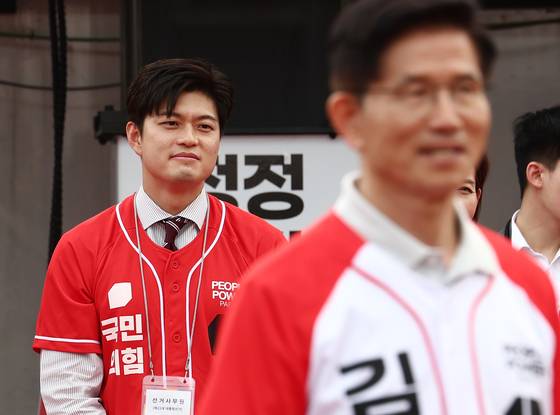 지난 5월 21일 경기 동두천시 지행역 광장에서 대선 유세 중인 김문수 전 국민의힘 대선후보를 바라보는 김용태 전 비상대책위원장의 모습. 뉴스1