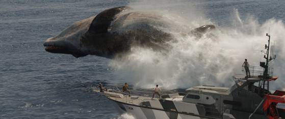 '쥬라기 월드:새로운 시작'의 한 장면. 육해공을 넘나드는 공룡들의 위협이 그려진다.[유니버설 픽쳐스]