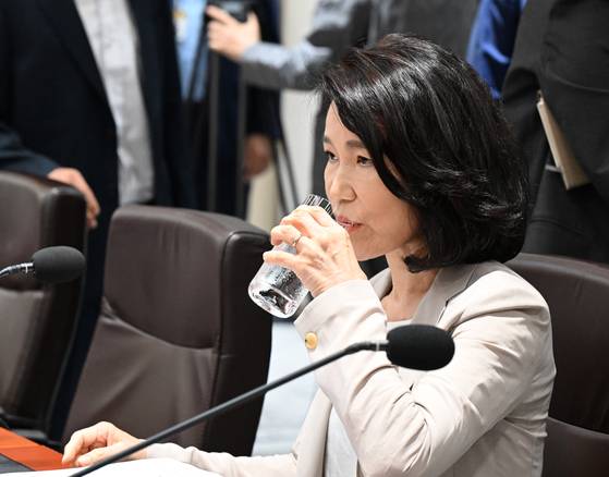 이진숙 방통위원장이 8일 용산 대통령실에서 열린 국무회의에서 물을 마시고 있다. 대통령실사진기자단
