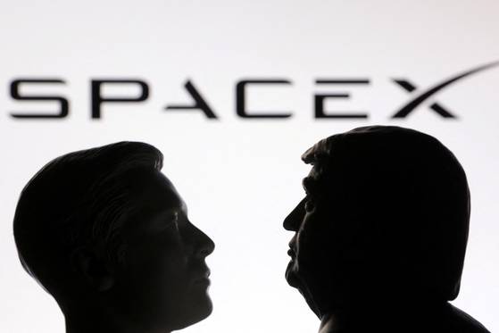 머스크의 스페이스X는 트럼프와의 충돌에도 불구하고 기업가치가 550조원으로 평가받았다. 로이터=연합뉴스