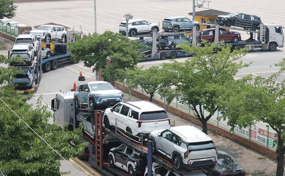 7일 오후 경기 평택시 포승읍 평택항에 현대차·기아의 수출용 차량들이 세워져 있다. 뉴스1