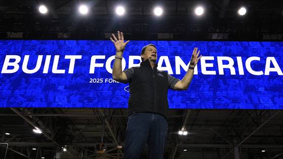 짐 팔리 포드 CEO가 4월 30일 켄터키주 루이빌에서 열린 포드 켄터키 트럭공장에서 연설하고 있다. AP=연합뉴스