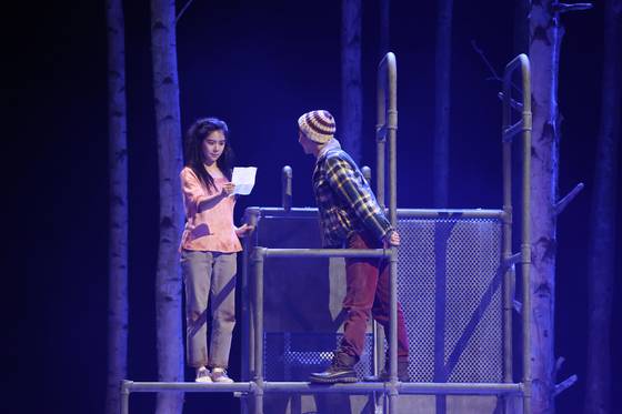 8일 서울 중구 국립극장에서 열린 연극 '렛미인' 프레스콜에서 뱀파이어 소녀 일라이와 외톨이 소년 오스카가 교감하는 장면을 배우들이 시연하고 있다. 사진 연합뉴스