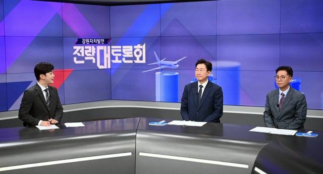 ▲ 강원도민일보와 G1방송이 공동 주관한 강원자치발전 전략 대토론회가 지난 7일 G1방송 스튜디오에서 원강수 원주시장과 김석중 강원연구원 선임연구원이 참석한 가운데 열렸다.  방도겸 기자