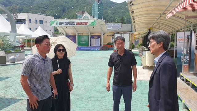 ▲ 강원중소벤처기업청(청장 박순홍)은 8일 ‘오마이갓 야시장’을 운영중인 평창군 진부전통시장(회장 김영균)을 방문해 온누리상품권 부정유통 사용실태 등을 점검하고 상인들의 애로사항을 청취하고 격려하는 시간을 가졌다.