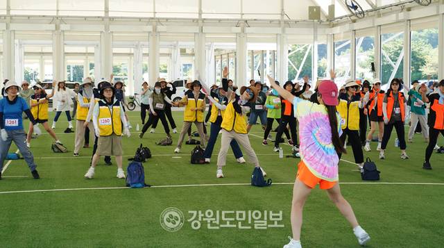▲ 9일 철원군 화강변에서 열린 걸어서 철원속으로 느티나무 30리길 걷기 대행진에서 참가자들이 생활체조를 하고 있다. 이재용 기자