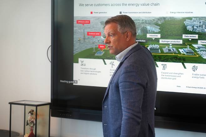 니클라스 페르손 히타치에너지 그리드통합부문 총괄이 취재진에게 HVDC를 포함한 사업 계획을 발표하고 있다.(사진제공: 한국언론진흥재단 공동취재단)