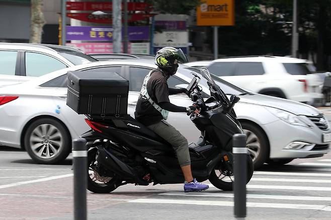 4일 오후 대구 수성구 달구벌대로에서 한 배달 라이더가 오타바이를 타고 지나고 있다. /사진=뉴스1