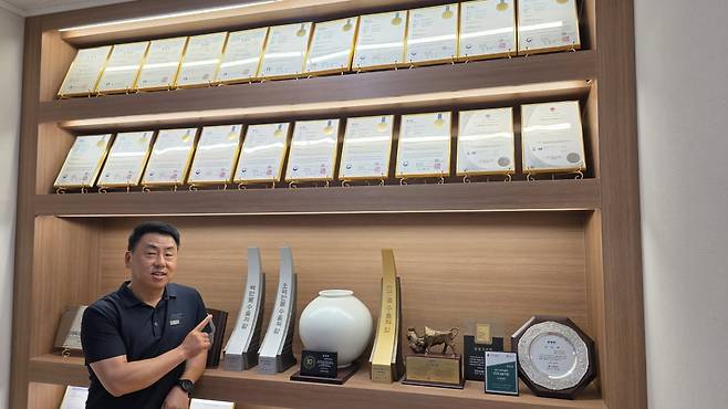 정봉진 케이엔에스 대표가 수상 실적에 대해 설명하고 있다. 사진=케이엔에스 제공