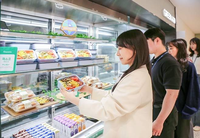 현대그린푸드가 운영하는 구내식당에서 제공하는 샐러드 코너의 샐러드 / 사진= 현대그린푸드 제공