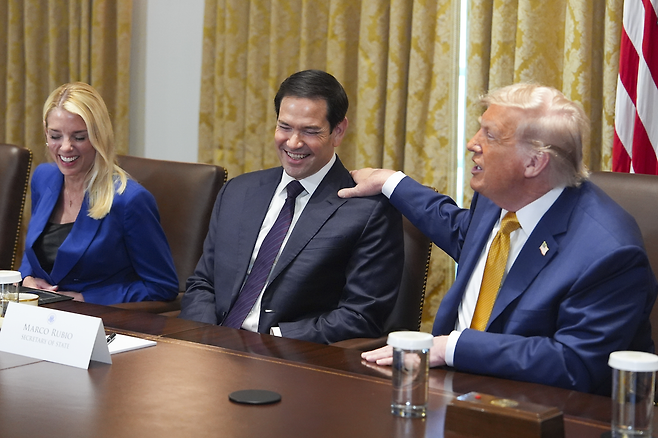 도널드 트럼프 미국 대통령이 8일(현지시간) 백악관에서 열린 국무회의 도중 마코 루비오 국무장관의 어깨에 손을 얹고 있다. AP연합뉴스