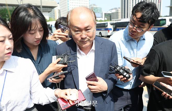 정창래 삼부토건 전 대표가 9일 오전 서울 종로구 KT광화문웨스트 빌딩에 마련된 김건희 특검팀 사무실에 피의자 신분으로 출석하고 있다. 정효진 기자