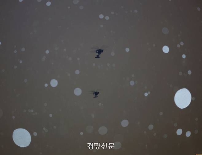 윤석열 전 대통령이 비상계엄을 선포한 지난해 12월 3일 군 헬기가 서울 여의도 국회의사당으로 향하고 있다. 성동훈 기자