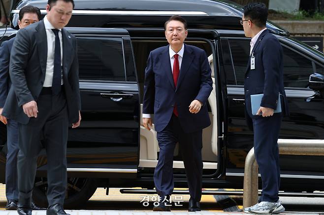 윤석열 전 대통령이 9일 오후 구속 전 피의자 심문(영장실질심사)을 받기 위해 기자들의 질문을 받으며 서울 서초구 서울중앙지방법원으로 들어서고 있다. 이날 영장실질심사는 남세진(사법연수원 33기) 영장전담 부장판사 심리로 열린다. 2025.07.09 문재원 기자