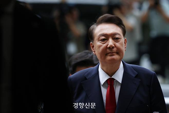 윤석열 전 대통령이 9일 오후 구속 전 피의자 심문(영장실질심사)을 받기 위해 기자들의 질문을 받으며 서울 서초구 서울중앙지방법원으로 들어서고 있다. 이날 영장실질심사는 남세진(사법연수원 33기) 영장전담 부장판사 심리로 열린다. 2025.07.09 문재원 기자