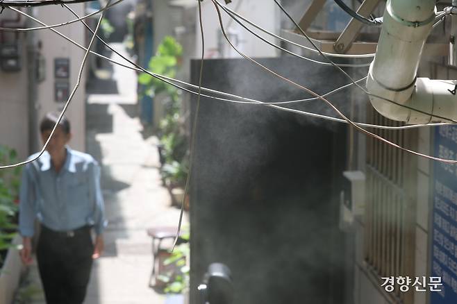 기록적인 폭염이 계속되고 있는 9일 서울 종로구 쪽방촌에 쿨링포그가 가동되고 있다.  한수빈 기자