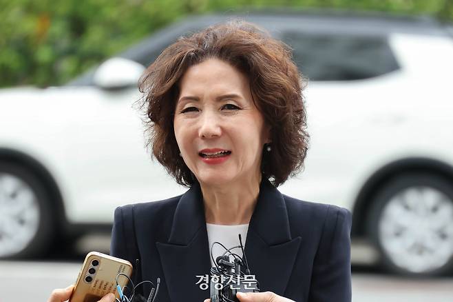 부총리 겸 교육부 장관 내정자로 지명된 이진숙 전 충남대 총장이 지난달 30일 서울 여의도에 마련된 인사청문회 사무실로 출근하며 취재진 질의에 답하고 있다. 성동훈 기자