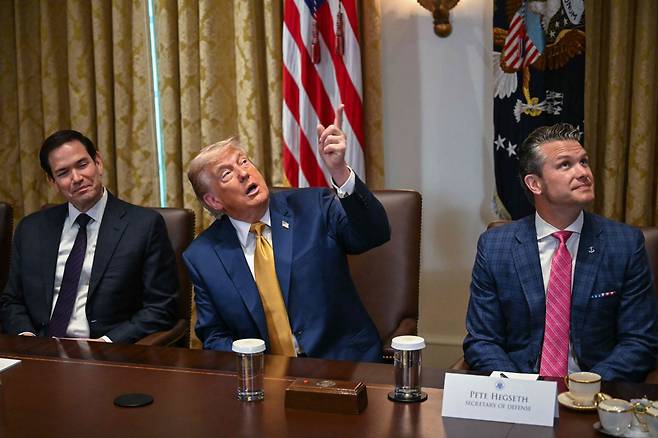 화기애애 도널드 트럼프 대통령이 8일(현지시간) 미국 워싱턴 백악관에서 열린 내각회의에서 회의실의 새 장식에 대해 얘기하고 있다. 왼쪽은 마코 루비오 국무장관, 오른쪽은 피트 헤그세스 국방장관. AFP연합뉴스