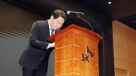 SK Group Chairman Chey Tae-won bows in apology during a press conference at SKT Tower in Jung District, central Seoul, on May 7. [JOINT PRESS CORPS]