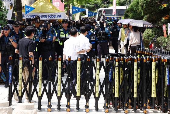 Police stand guard near the Seoul Central District Court in Seocho District, southern Seoul, on July 9, ahead of former President Yoon Suk Yeol’s second pretrial detention hearing over his alleged role in the Dec. 3 martial law declaration last year. [NEWS1]