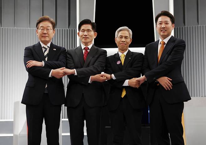 From left: Lee Jae-myung of the Democratic Party, Kim Moon-soo of the People Power Party, Kwon Young-gook of the Democratic Labor Party and Lee Jun-seok of the Reform Party pose for a photo ahead of the second televised presidential debate on May 23 at the KBS studio in Yeongdeungpo District, western Seoul. [JOINT PRESS CORPS]