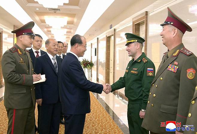 Pak Yong-il, deputy director of the Korean People's Army General Political Bureau, center, shakes hand with a Russian military official in this photo released by the North's state-run Korean Central News Agency on April 29. The KCNA reported that a KPA delegation led by Pak is attending the 3rd International Anti-Fascist Forum in Russia. [YONHAP]