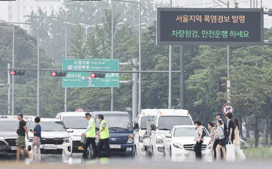 An electric board over a road in Yeouido, western Seoul, displays a heat advisory warning on July 7. [KIM KYUNG-ROK]