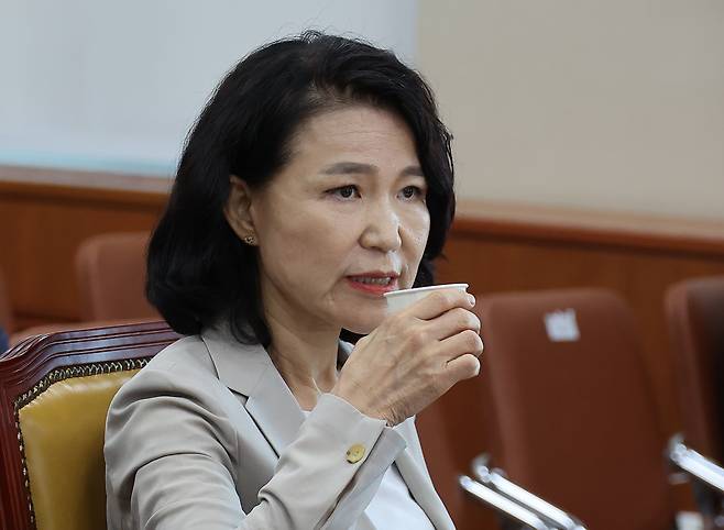 Korea Communications Commission Chairperson Lee Jin-sook drinks water during a full session of the Science, ICT, Broadcasting and Communications Committee at the National Assembly in central Seoul on July 7. [LIM HYUN-DONG]