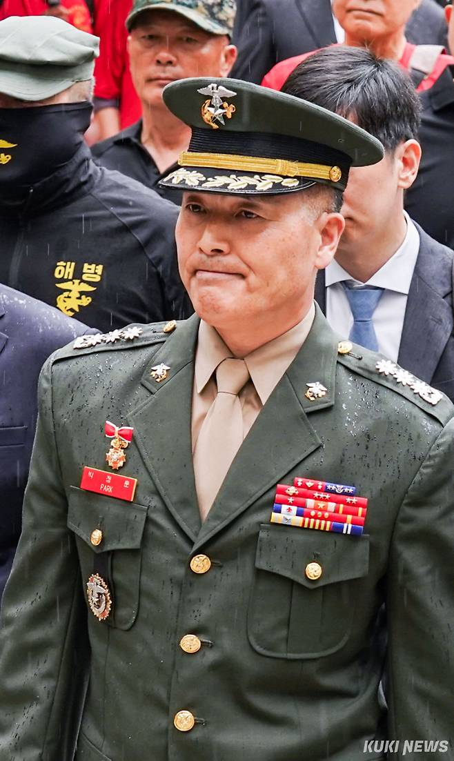 해병대 채 상병 순직 사건과 관련해 1심 무죄 선고를 받은 박정훈 전 해병대 수사단장(대령)이 지난 5월16일 서울중앙지방법원 서문에서 해병대·특전사 예비역들과 함께 항소심 재판에 출석하고 있다. 유희태 기자&nbsp;&nbsp;