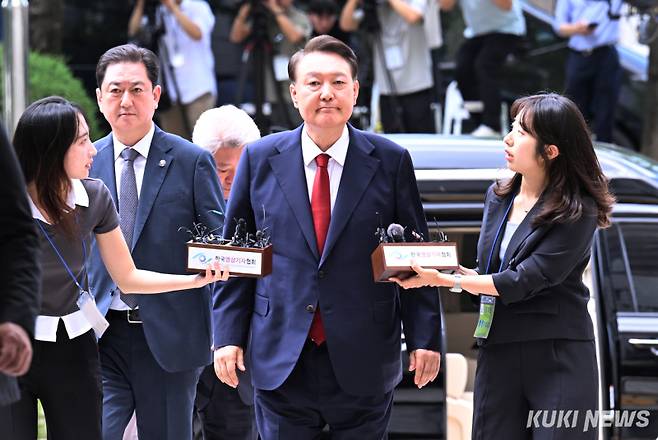 윤석열 전 대통령이 9일 오후 서울 서초구 서울중앙지방법원에서 열린 구속 전 피의자 심문(영장실질심사)에 출석하고 있다.&nbsp;