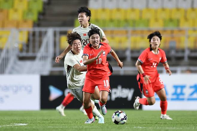 지소연이 9일 오후 8시 수원월드컵경기장에서 열린 ‘2025 동아시아축구연맹(EAFF) E-1 챔피언십(동아시안컵)’ 중국과 1차전에서 돌파하고 있다. 연합뉴스