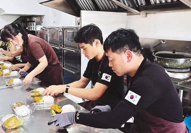 장대성(오른쪽) 장로가 지난달 아들 수환군과 함께 인도네시아 여행 중 세완마을에서 빈곤 주민을 위한 도시락을 만들고 있다. 미국 텍사스주립대 학생들이 서울 동대문구 밥퍼나눔운동본부를 찾아 배식 봉사를 하는 장면. 대구 삼덕교회 청년부가 산불 피해를 입은 경북 안동 임하교회를 방문해 마을 어르신 초청 잔치를 여는 모습(위쪽 사진부터). 각 기관 제공