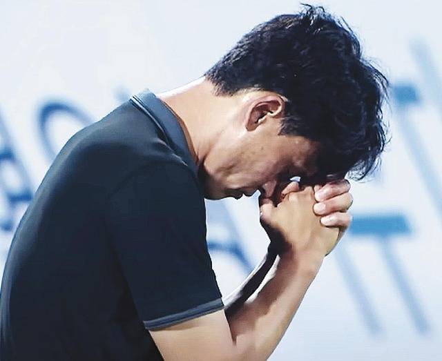 충북청주FC 최상현 감독대행이 지난 5일 충북 청주종합경기장에서 열린 K리그2 경기에서 종료 직전 그라운드에서 기도하고 있다. KBS 유튜브 캡처