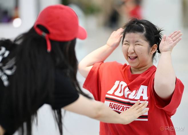 박하진양이 지난 3일 인천시 부평구 챰댄스 아카데미에서 K-POP 댄스 수업에서 해맑은 미소를 짓고 있다.