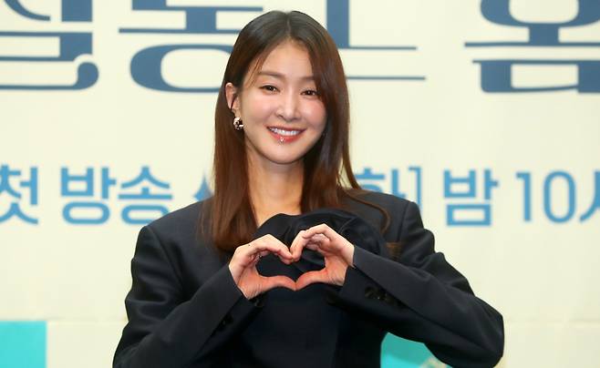 배우 이시영이 지난 5월 오후 서울 마포구 스탠포드호텔에서 열린 ENA 새 월화드라마 '살롱 드 홈즈' 제작발표회에서 포즈를 취하고 있다. 뉴시스