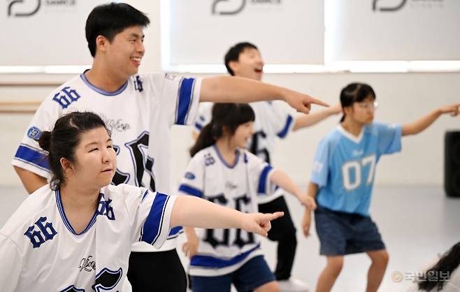 발달장애인 댄스 그룹 ‘에바크루’ 멤버들이 지난달 23일 인천시 부평구 퍼스트 댄스 스튜디오에서 뮤지컬 수업에 참여하고 있다.