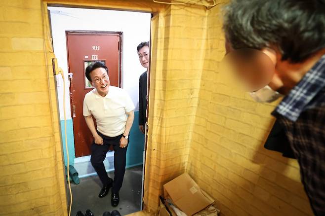 김민석 국무총리가 9일 대전 동구 쪽방촌을 찾아 한 독거 주민 가정을 방문하고 있다. 국무총리실 제공, 연합뉴스