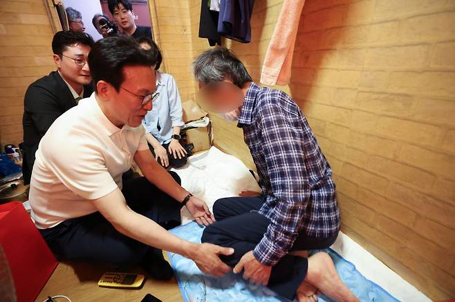 김민석 국무총리가 9일 대전 동구 쪽방촌을 찾아 주민과 대화하고 있다. 국무총리실 제공, 연합뉴스