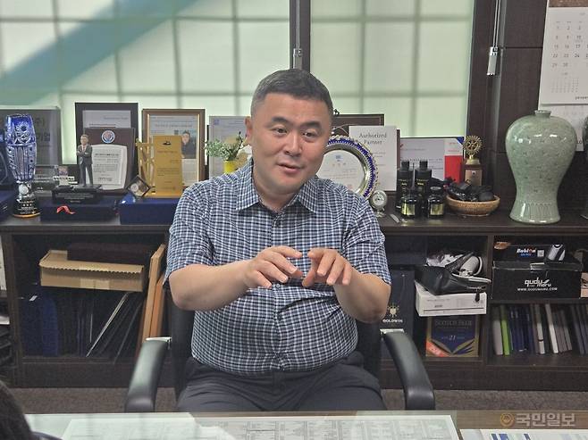 정경훈 정엔지니어링 대표가 지난 8일 전남 여수에 있는 본사 집무실에서 스마트팩토리에 대해 설명하고 있다.