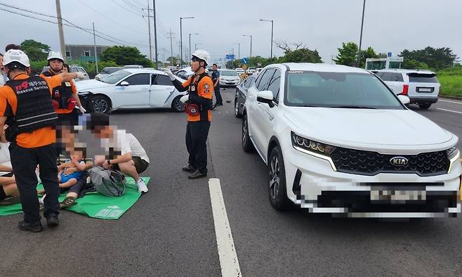9일 오후 제주시 구좌읍 월정리 도로에서 차량 6대가 충돌했다. 제주소방안전본부 제공