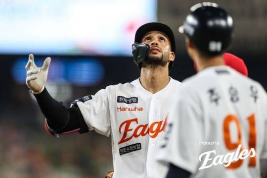 8일 KIA 전에서 출루한 뒤 기뻐하는 한화 리베라토(왼쪽) / 한화 이글스 제공