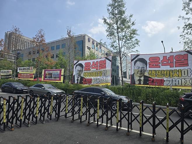 9일 윤석열 전 대통령의 영장실질심사를 앞두고 서초동 서울중앙지방법원 앞에서 윤 전 대통령의 규탄세력이 집회 준비를 하고 있다. [양세호 기자]