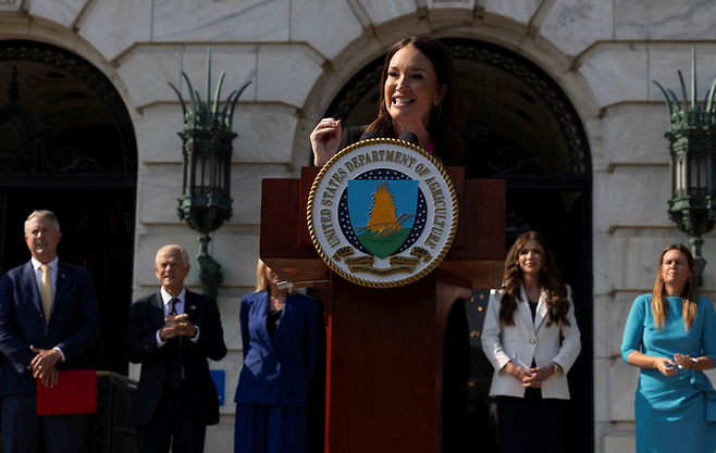 8일(현지시간) 미국 워싱턴DC에 있는 미 농무부(USDA) 청사 앞에서 열린 ‘전국 농장 안보 행동 계획’ 관련 기자회견에서 브룩 롤린스 미국 농무장관이 발언하고 있다. [로이터=연합뉴스]