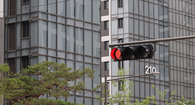 서울시내 한 아파트 단지 앞 신호등이 빨간불로 점멸돼 있다. [이승환 기자]