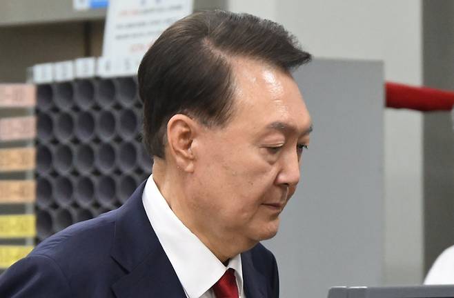 윤석열 전 대통령이 9일 서울 서초구 서울중앙지법에서 영장실질심사를 마치고 나오고 있다. [사진 = 사진공동취재단]