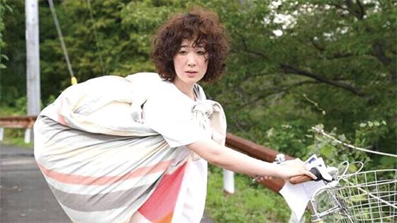 어느 여름 나기는 보따리 하나 둘러메고 도쿄 인근 조그만 빌라로 들어간다. 그렇게 ‘나기의 휴식’이 시작된다.